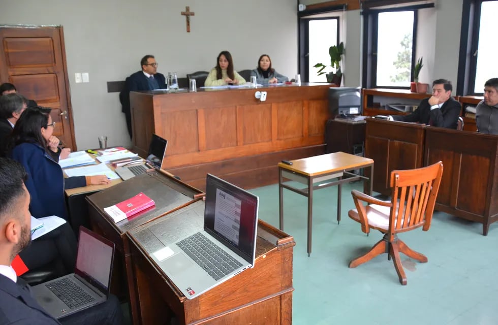 El Tribunal integrado por Salvador Gustavo Ortiz, Carolina Pérez Rojas (presidente de trámite) y Felicia Barrios juzga a Víctor Juárez por el femicidio de Jorgelina Cruz.