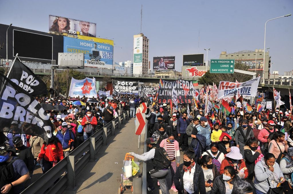 Organizaciones sociales marchan por el Puente Pueyrredón hacia el Centro porteño.