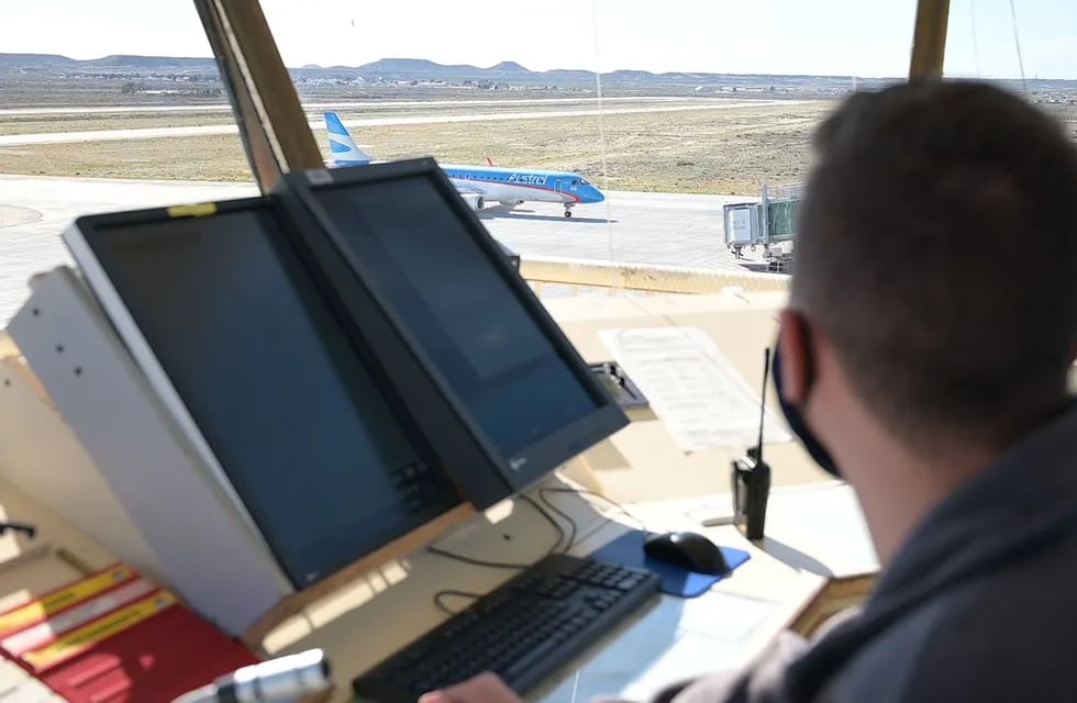 Abrieron nuevo programa de becas para curso de controladores aéreos en 14 ciudades y localidades de la Argentina.