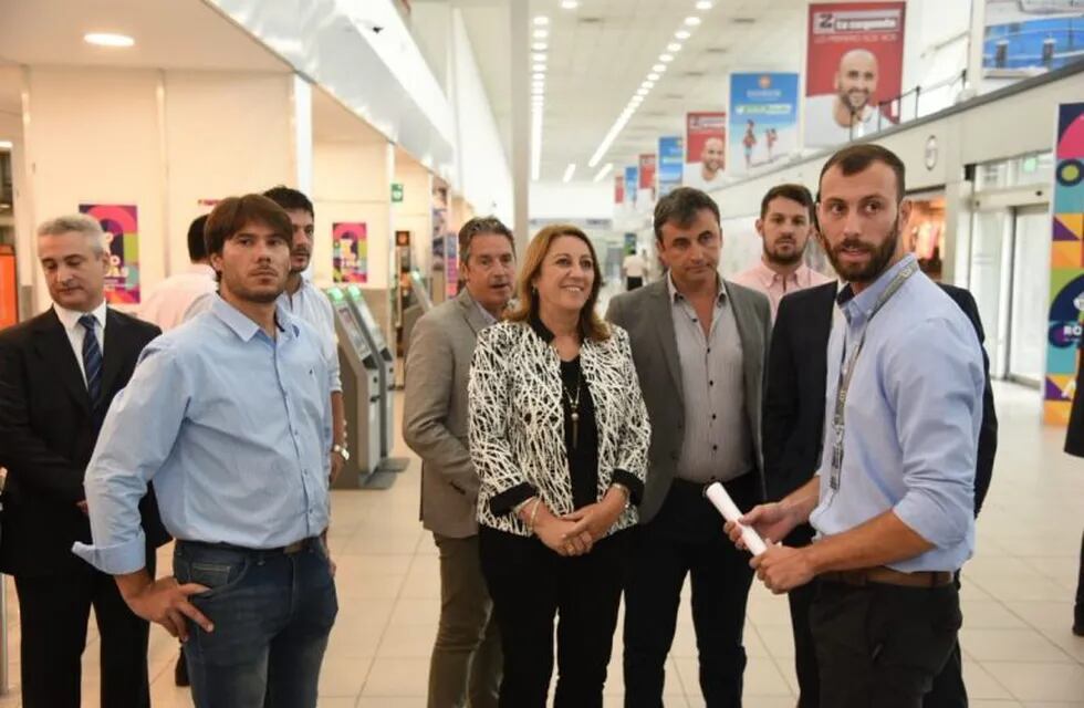 La dirigente socialista visitó este miércoles el Aeropuerto Internacional de Rosario (AIR). (@monicafein)