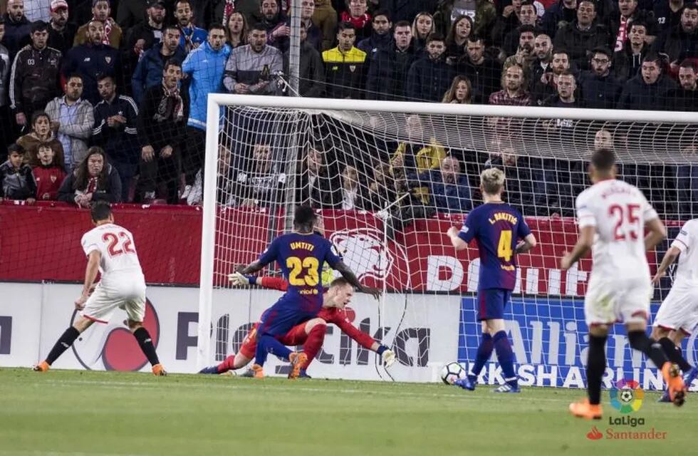 El gol del Mudo ponía arriba al Sevilla sobre el Barcelona. Después entró Leo y el festejo quedó inconcluso.