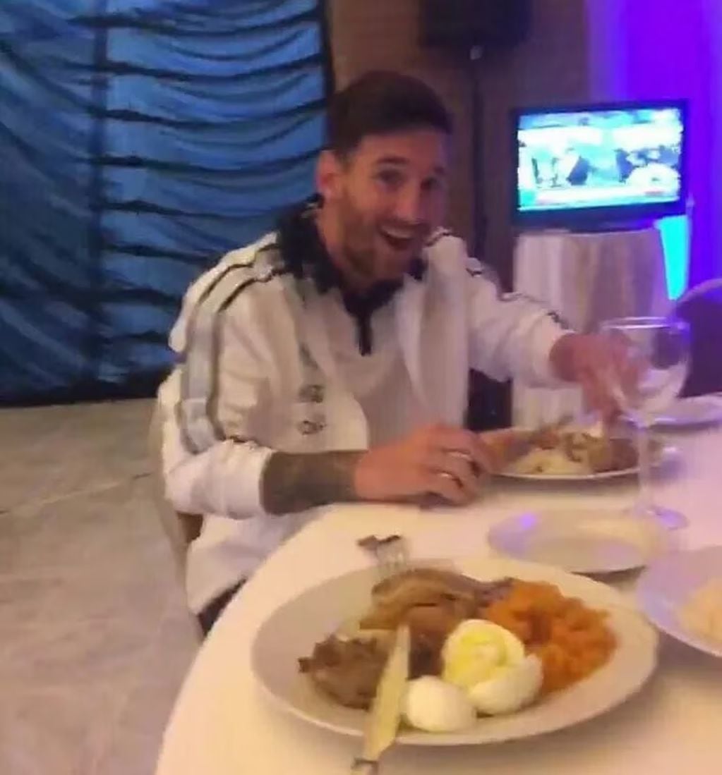 La emoción de Messi al comer milanesas