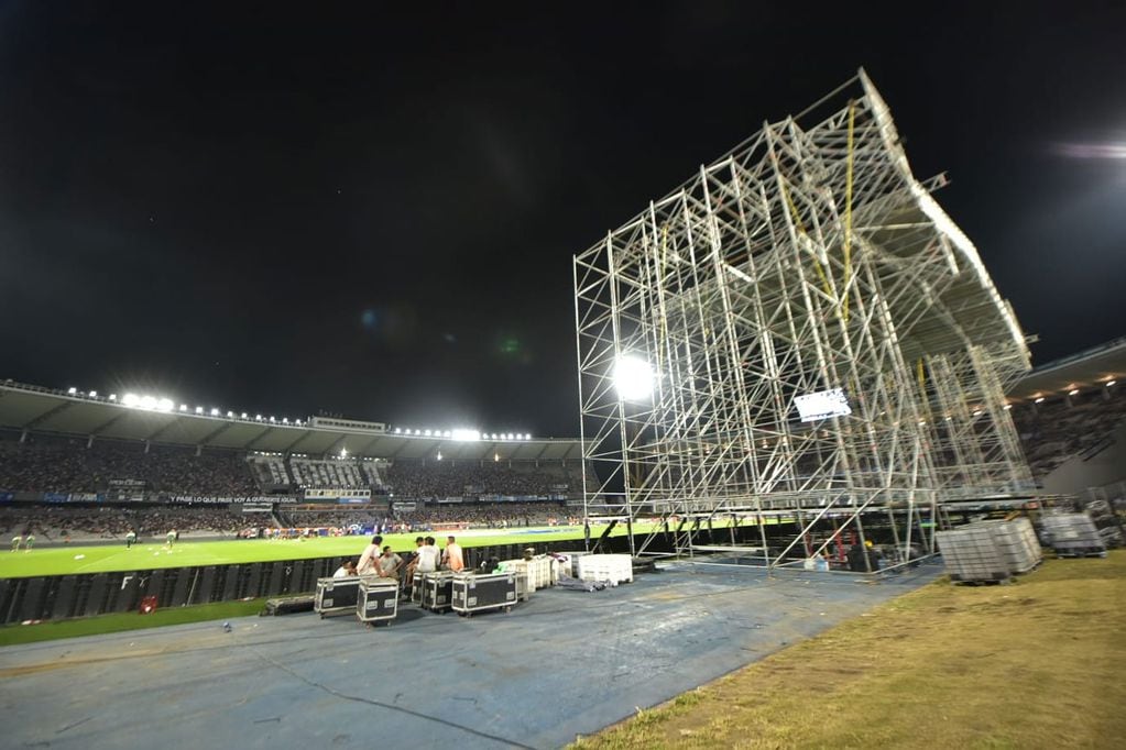 La estructura del escenario sobre el que actuó el sábado Joaquín Sabina fue testigo también del partido entre Talleres y Banfield. (Javier Ferreyra)