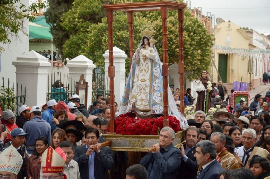 La imagen de Nuestra Señora de la Candelaria, en procesión por las calles de Humahuaca.