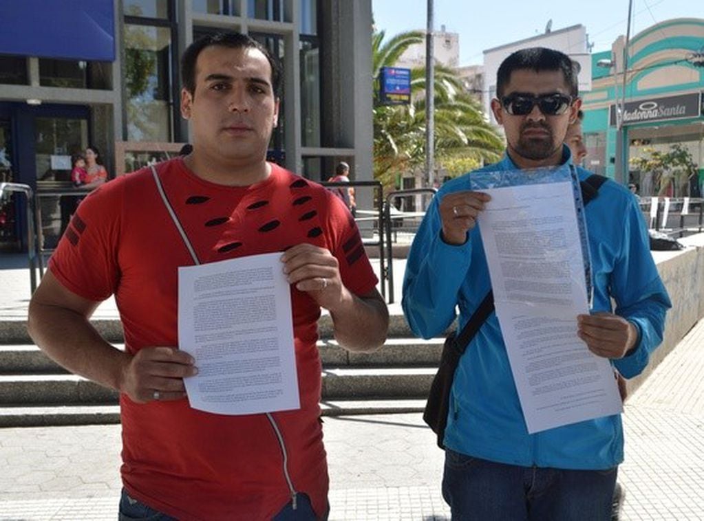 Dos jóvenes juntan firmas para pedirle trabajo a Alberto Rodríguez Saá. Foto: La Gaceta Digital.