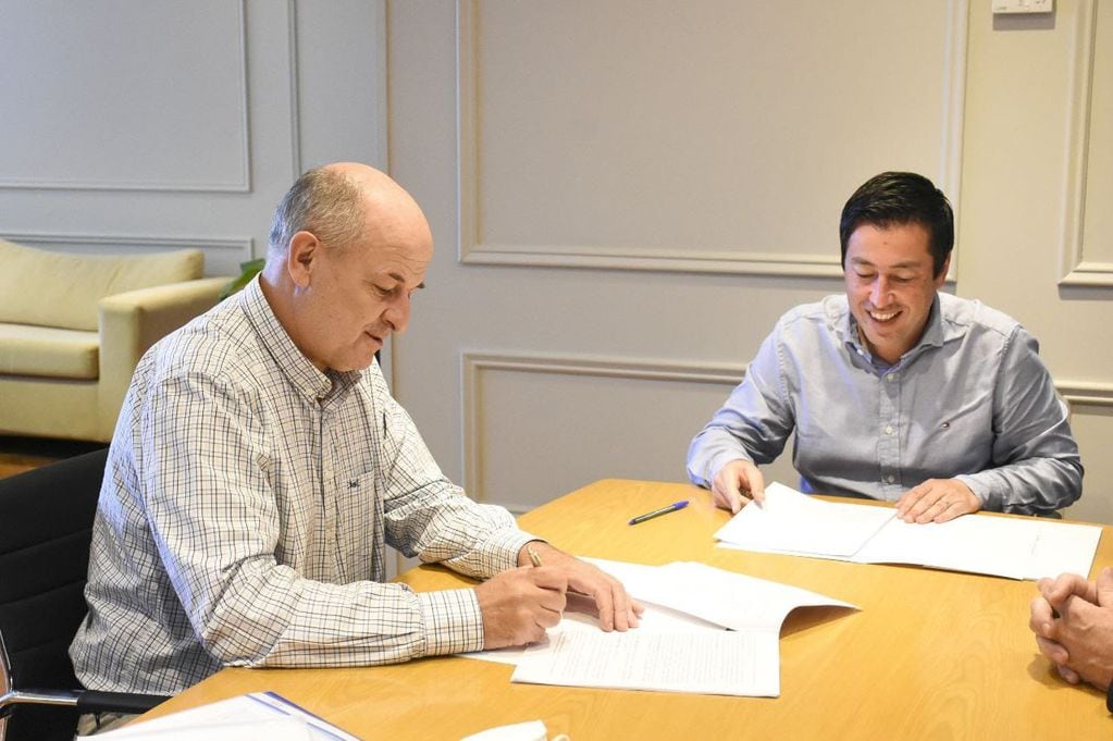 Mariano Uset y Leonardo Nardini firman convenio por 18 millones de pesos.