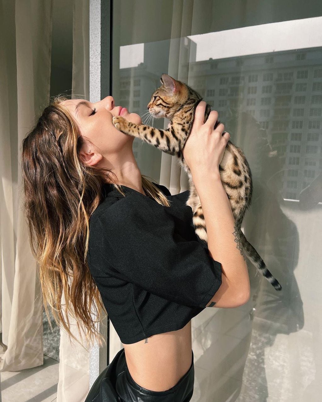 Sasha Ferro posó junto a su felino y sorprendió en redes sociales: "Mi leopardito".