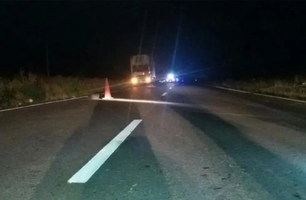 Las rutas se cobraron una nueva víctima luego del accidente entre un camión y una motocicleta.