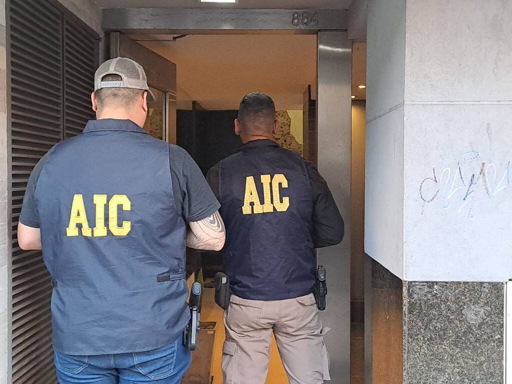 Los agentes de la AIC ingresaron temprano a un edificio céntrico por una orden judicial.
