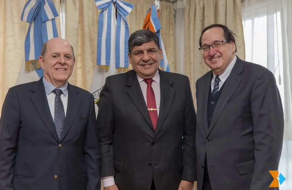 Juan Carlos Arcando, recibió al cónsul saliente de la cancillería chilena, Luciano Parodi Gambeti y al entrante, Luis Felipe Artal.