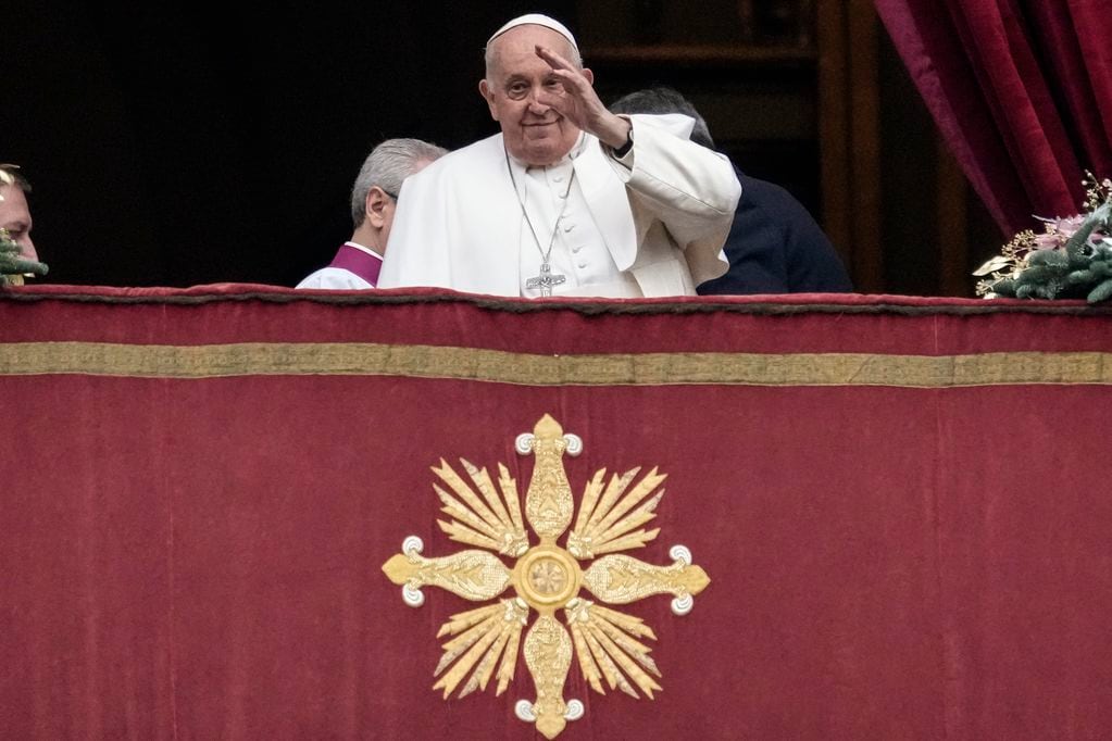 El Papa Francisco saluda antes de la bendición Urbi et Orbi de Navidad desde el balcón principal de la Basílica de San Pedro del Vaticano, el lunes 25 de diciembre de 2023. 