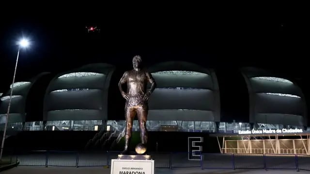 Inauguraron la estatua de Diego Maradona en el Estadio Madre de Ciudades.