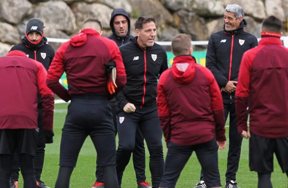 GRAF227 BILBAO (Pais Vasco), 2/12/2018.-El entrenador argentino del Athletic de Bilbao, Eduardo Berizzo,c., durante el entrenamiento que el equipo ha celebrado hoy para preparar el encuentro de liga que mañana disputarán contra el Levante en el estadio Ciutadad de Valencia. EFE/MIGUEL TOÑA