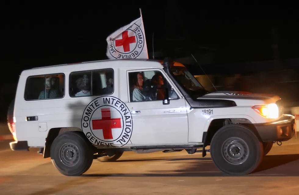 En ambulancias transportaron a los rehenes dentro de Israel. Foto: Reuters