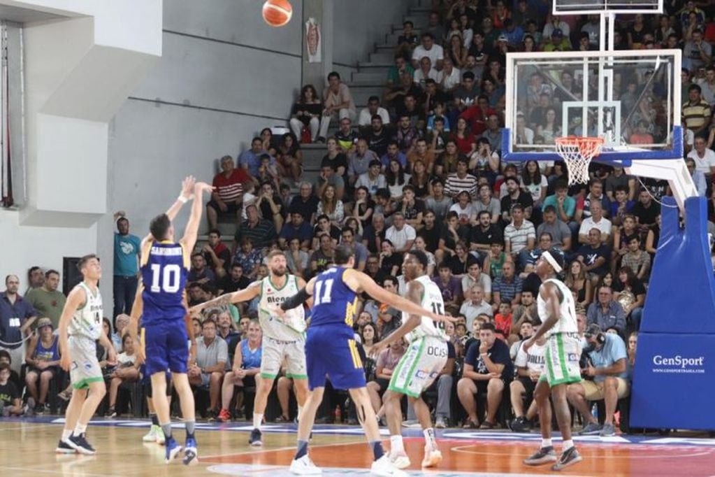 Más de 1600 personas asistieron al partido nacional de básquet en el estadio Arena.