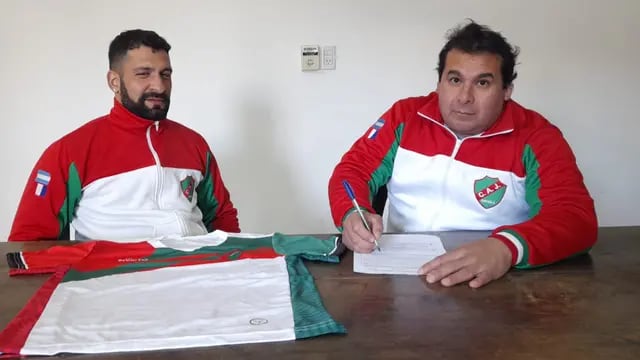 Juan Verón firmando el contrato con el Club Atlético Juventud de Rafaela