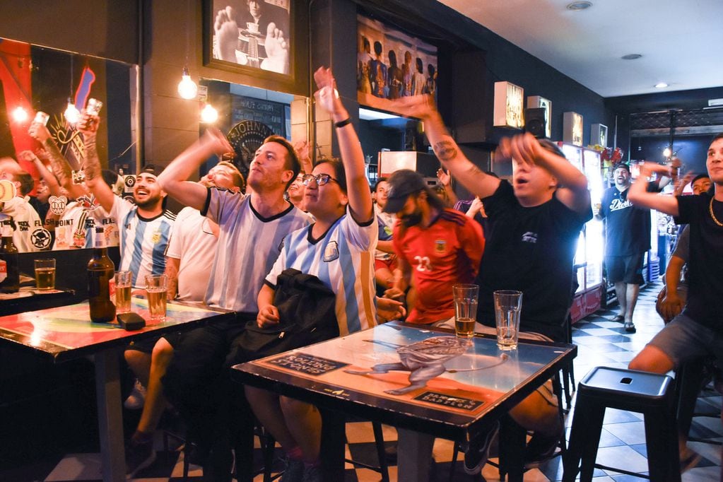 El centro de Mendoza se vistio de celeste y blanco para festejas el 2 a 0 de Argentinas  vs Mexico.