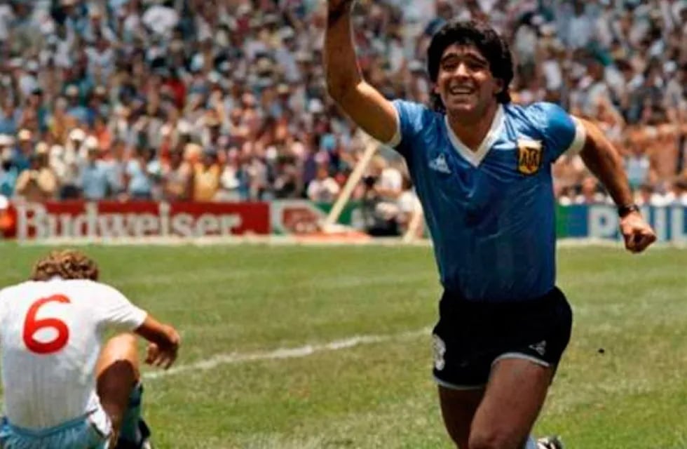 Una silueta de Maradona con la camiseta se volvió viral (Archivo)