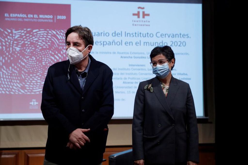 El director del Cervantes, Luis García Montero y la ministra de Asuntos Exteriores, Arancha González Laya, durante la presentación del Anuario 2020 "El español en el mundo"  (Foto: EFE)