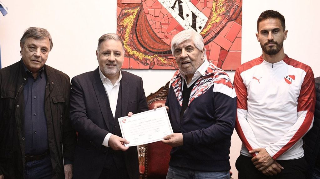 Fabián Doman asumió como presidente de Independiente. Hugo Moyano estuvo en la ceremonia.