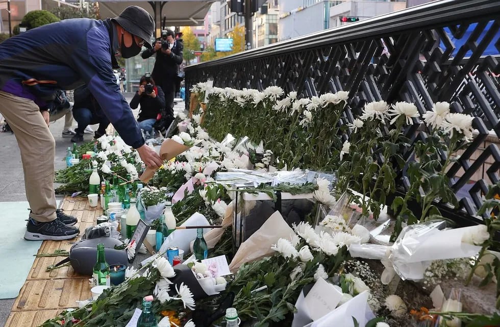 Ciudadanos dejaron arreglos florales en recuerdo de las víctimas fatales de la avalancha humana ocurrida durante los festejos de Halloween en Seúl, Corea del Sur.