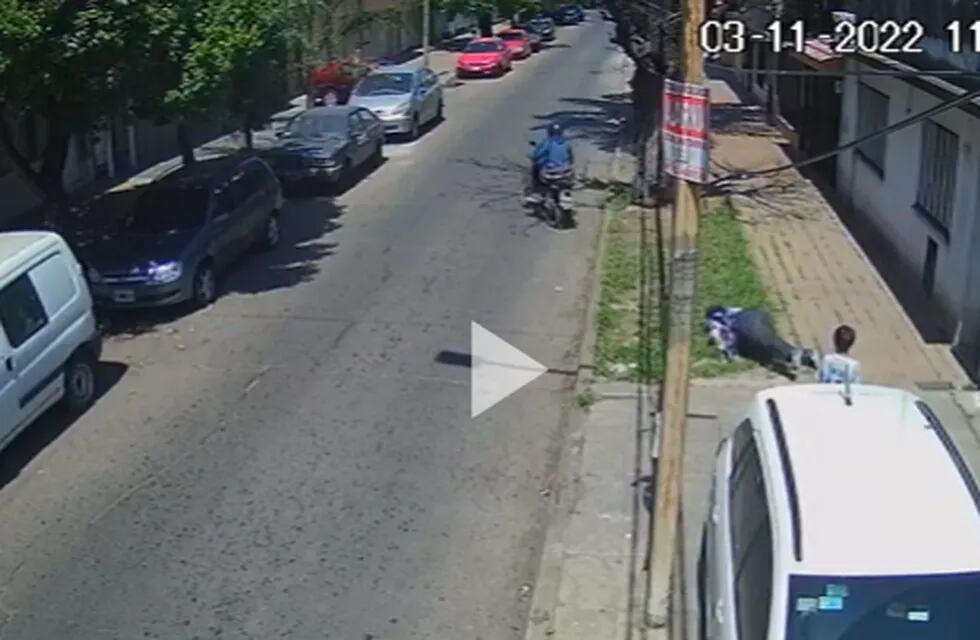 El momento en el que el ladrón huye en su moto, y la mujer quedo tirada en el piso.