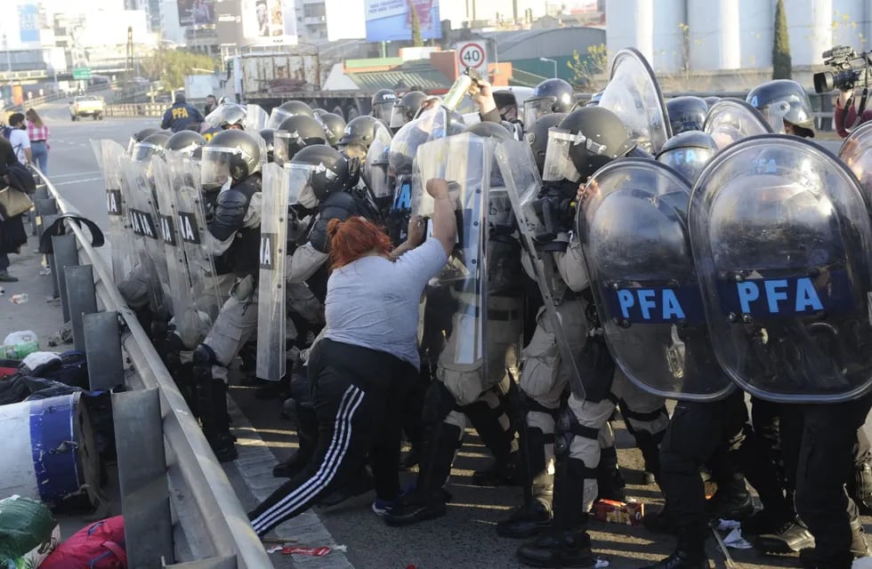 Incidentes en Puente Pueyrredón. (Foto: Clarín)