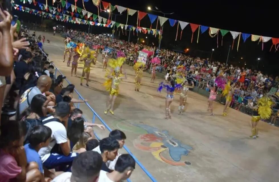 Noche de brillo y coronaciones en los carnavales de Puerto Piray.