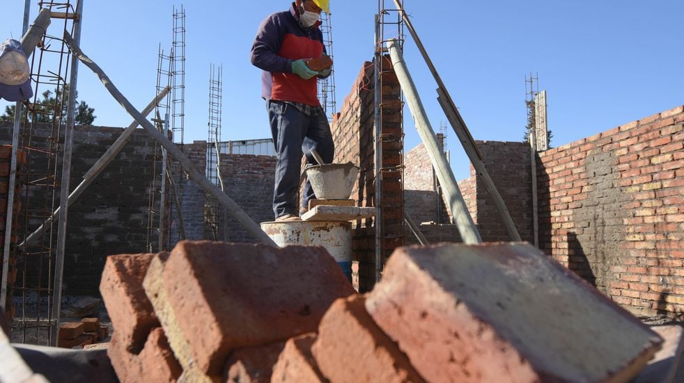 Obreros trabajan en la construcción de una vivienda.  Foto José Gutierrez / Los Andes.