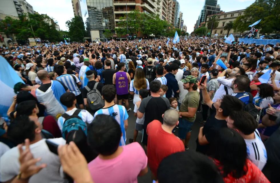 Patio Olmos. Así fueron los festejos por el triunfo de Argentina ante Polonia. (Foto / Javier Ferreyra)