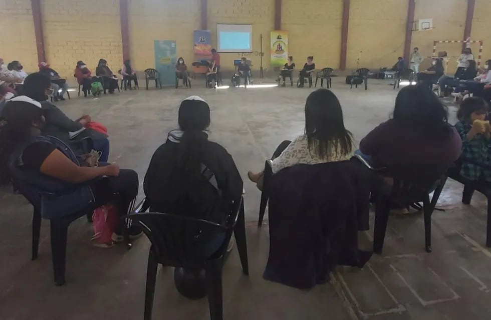 Una de las comisiones de trabajo que analizaron la temática de la "Campaña Nacional de Prevención Argentina Unida Contra las Violencias" en Humahuaca.