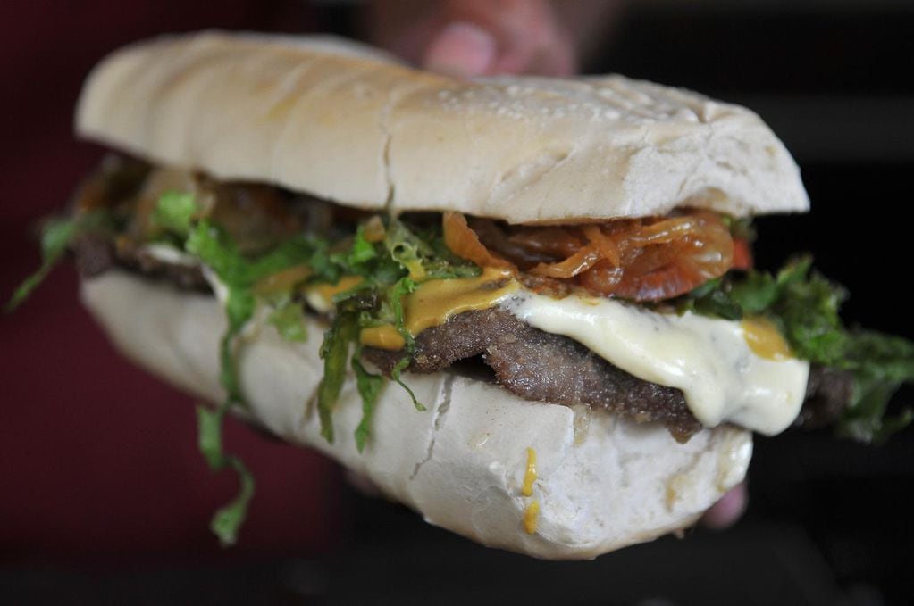 El clásico sándwich de milanesa resulta de los más elegidos por los argentinos. Foto Los Andes.