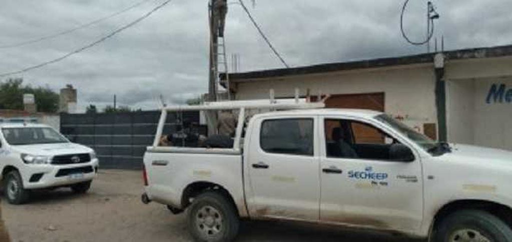 Efectivos de la Policía del Chaco acompañaron a operarios de la empresa Secheep.