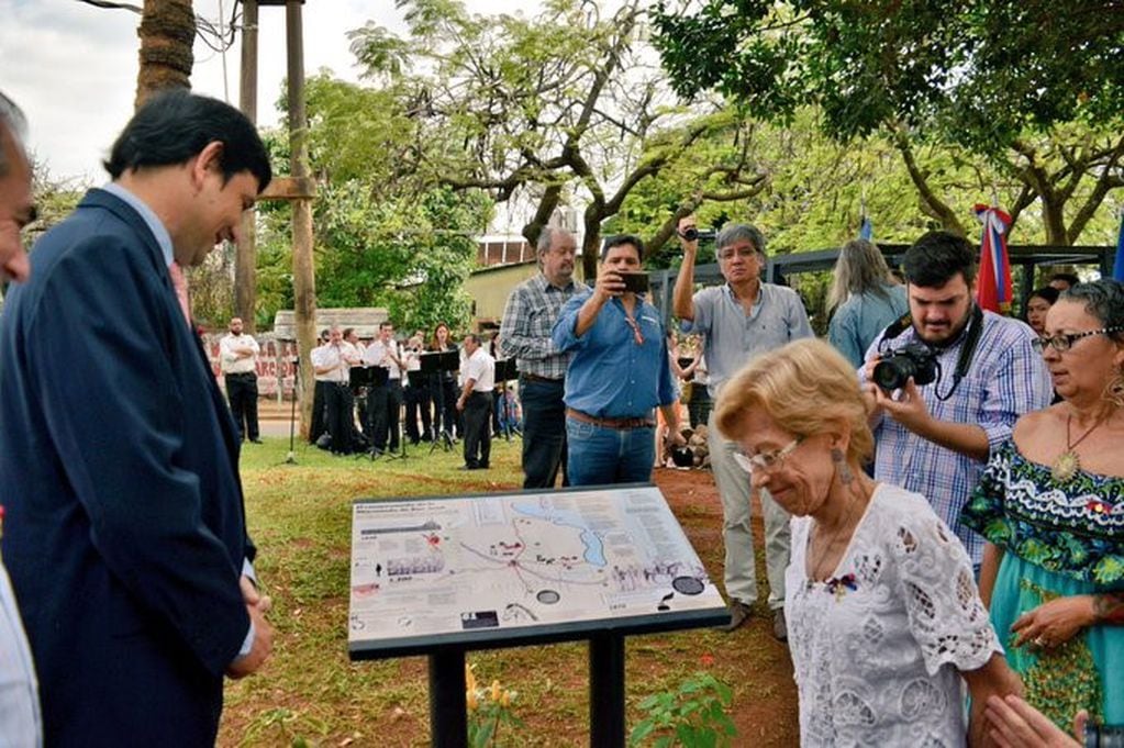Un cuadro sinóptico junto a un memorial de la Trinchera de San José muestra el trazado de la muralla construida por Paraguay. (Misiones Online)