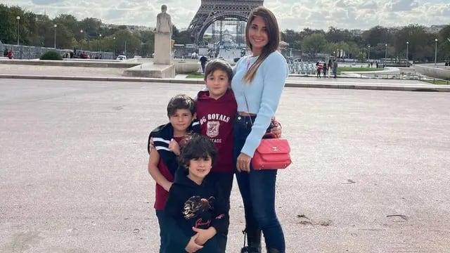 Antonela Roccuzzo e hijos en la torre Eiffel