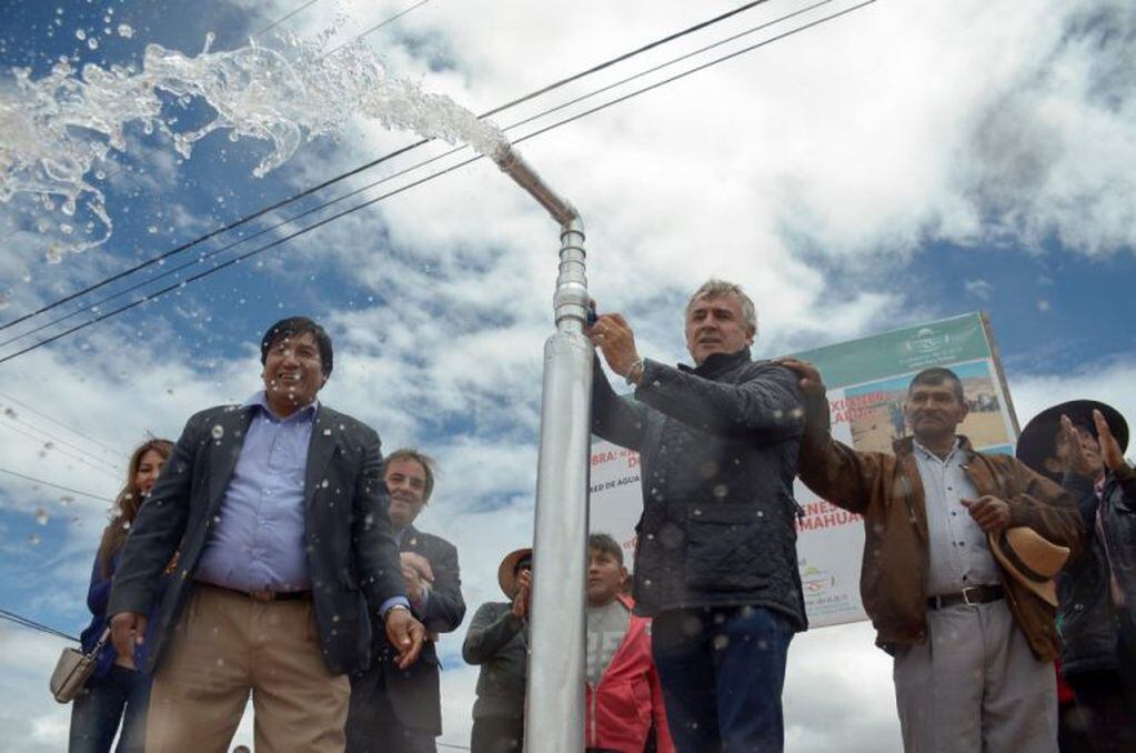 El Gobernador accionó la válvula con la que simbólicamente se dejó inaugurada la red de agua potable en el barrio La Candelaria.