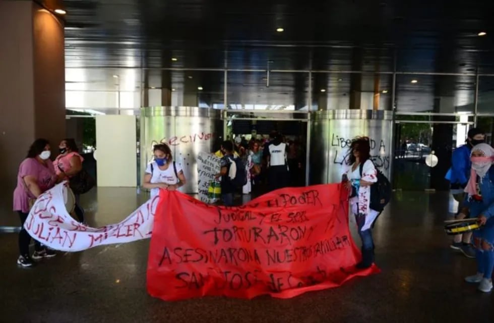 Familiares de detenidos en cárceles de la Provincia de Buenos Aires se manifestaron en la Torre II, donde funcionan oficinas del Ministerio de Justicia (Gentileza AGLP)
