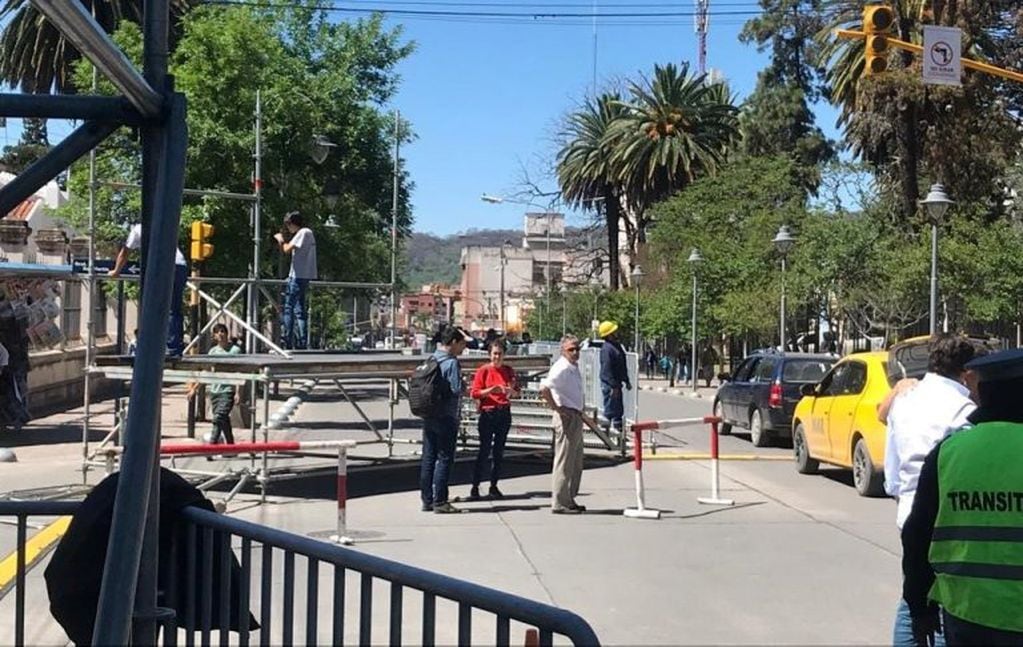 Esta mañana trabajan los operarios en el armado del escenario, en las inmediaciones de la Casa de Gobierno.