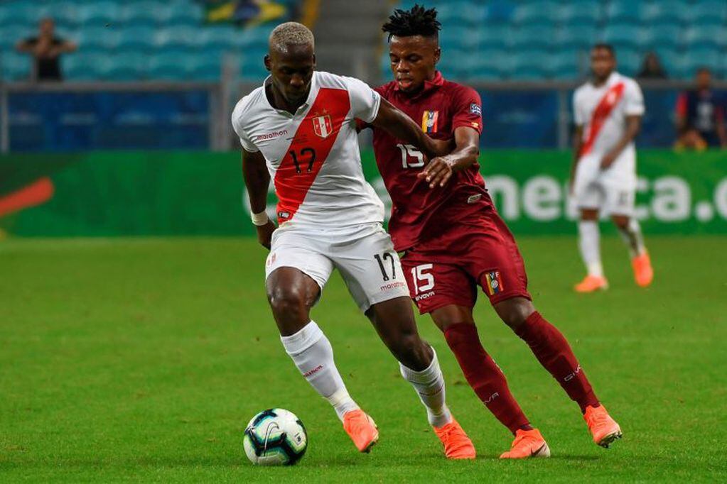 Luis Advincula (izq) contra Jhon Murillo (der) (Foto: EVARISTO SA / AFP).