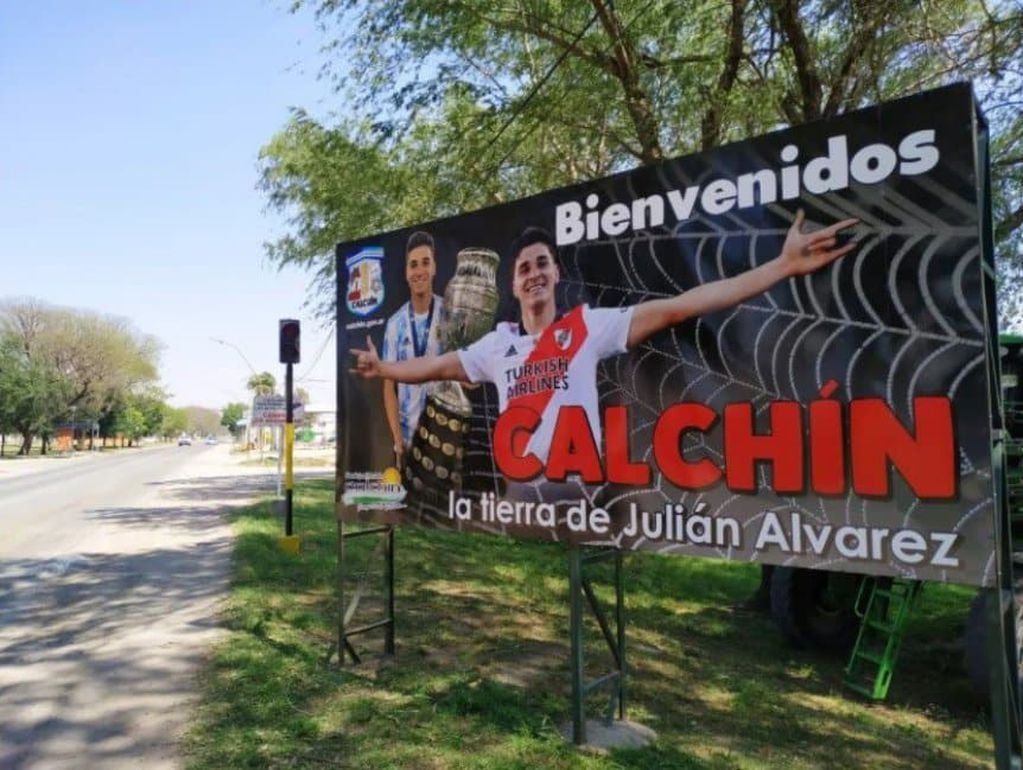 Julián Álvarez, orgullo de River y de Calchín: el cartel que puso su pueblo natal en la entrada. / Gentileza.
