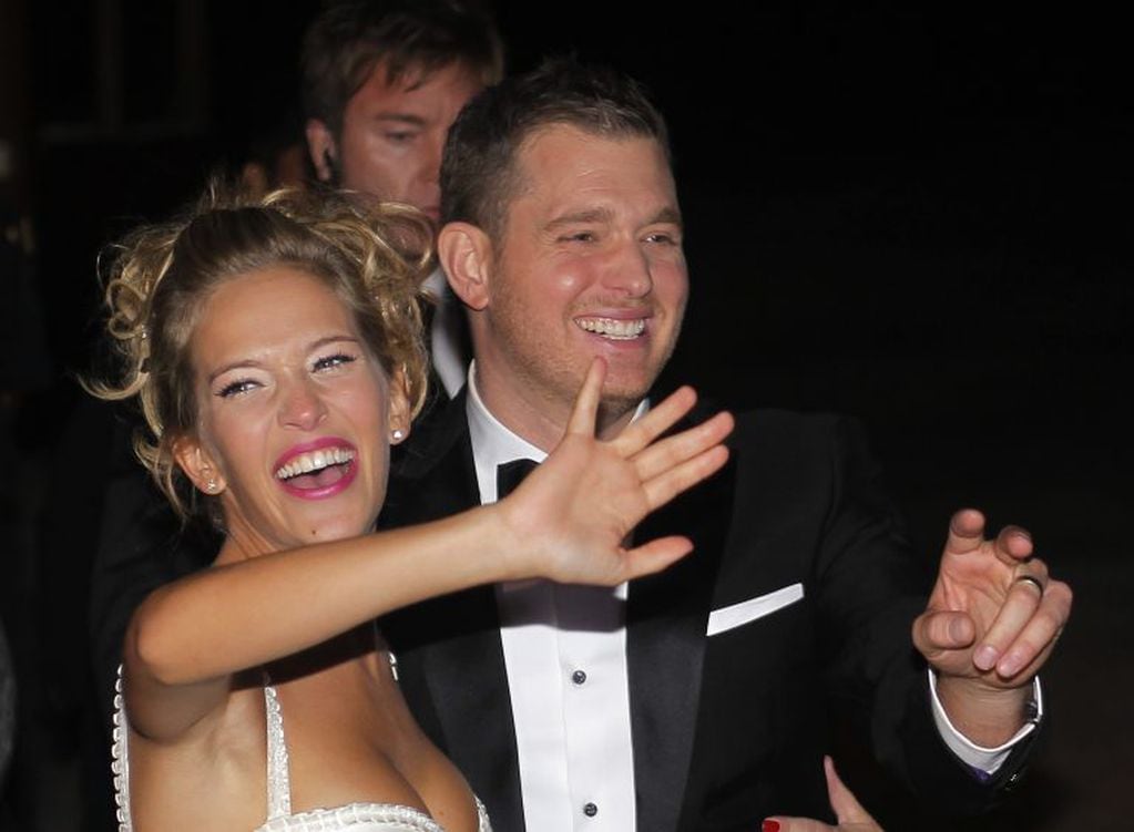 Canadian singer Michael Buble and his bride Argentine actress Luisana Lopilato wave to fans after their religious wedding ceremony at the Villa Maria palace in Marcos Paz, outskirts of Buenos Aires in this April 2, 2011 file photo. The Argentinian actress wife of Canadian Grammy-winning singer Michael Bublé gave birth to a boy on August 27, 2013, the singer said on Twitter.   REUTERS/Enrique Marcarian/Files (ARGENTINA - Tags: ENTERTAINMENT SOCIETY) buenos aires Michael Buble Luisana Lopilato foto archivo cantante modelo anuncio nacimiento twitter bebe