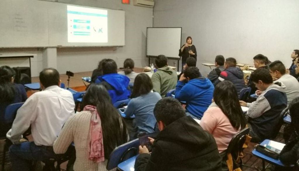 Lic. Nancy V. Pérez dictó el taller en la Facultad de ingeniería de la UNJu.