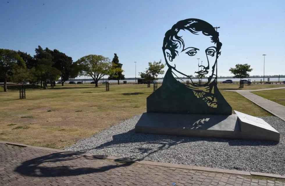 Cómo es la nueva escultura de Belgrano que ahora se luce en el Parque a la Bandera (Municipalidad de Rosario)