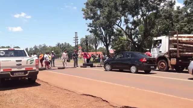 Vecinos de Wanda realizan una manifestación en la ruta 12 ante un inminente desalojo