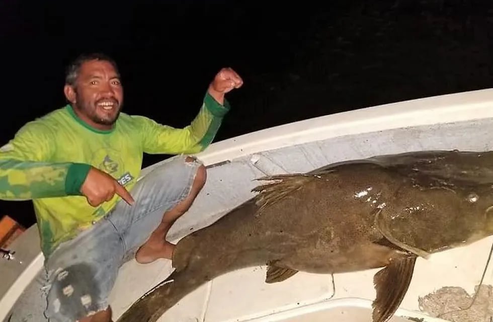 Pescaron un manguruyú de 80 kilos en el Paraná. (Foto: Facebook)