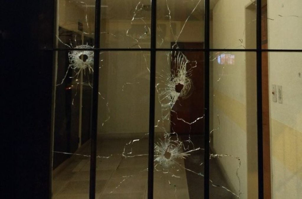 En Dorrego al 1600, diez disparos rompieron el ingreso los vidrios del ingreso de un edificio. (@belitaonline)