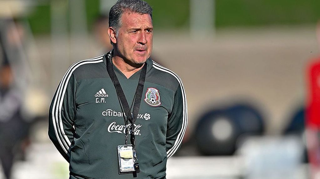 El entrenador del seleccionado de fútbol de México, el argentino Gerardo "Tata" Martino, espera a Rogelio Funes Mori.