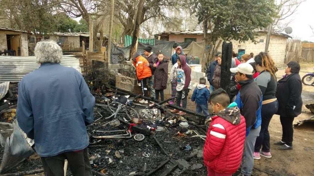El incendio ocurrió en una vivienda de Villa Los 40 Guasos, en la zona de Ferreyra. Falleció una nena de 9 años y su melliza está muy grave.