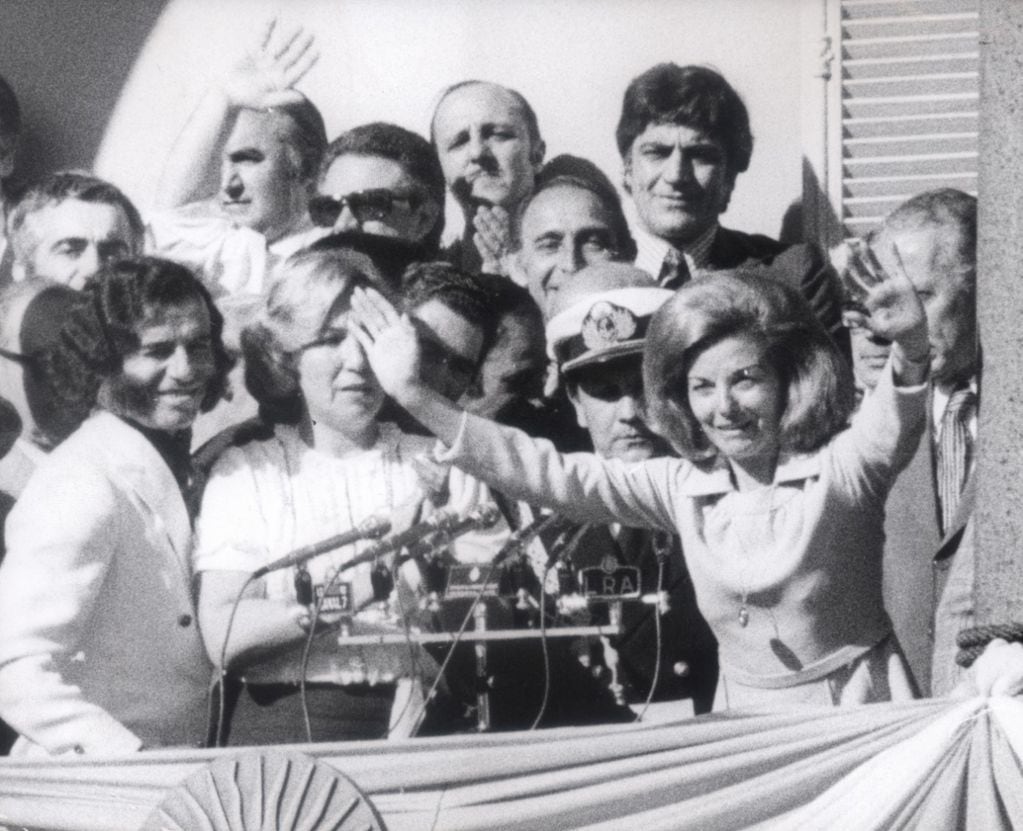 Isabel Perón saluda a los militantes.