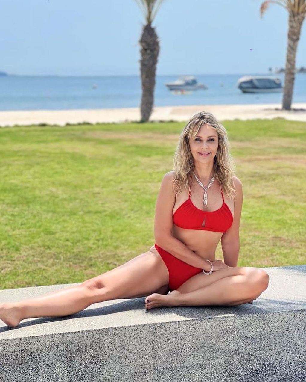La panelista de TV posó ante la cámara con una llamativa bikini roja / Foto: Instagram